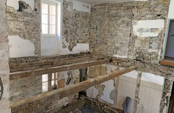 Podestatova palača je nastala že v 13. stoletju. Ob tokratni statični 
sanaciji so pod tlakom odkrili arheološke ostanke ulice in zidov s 
konca 15. in z začetka 16. stoletja. 