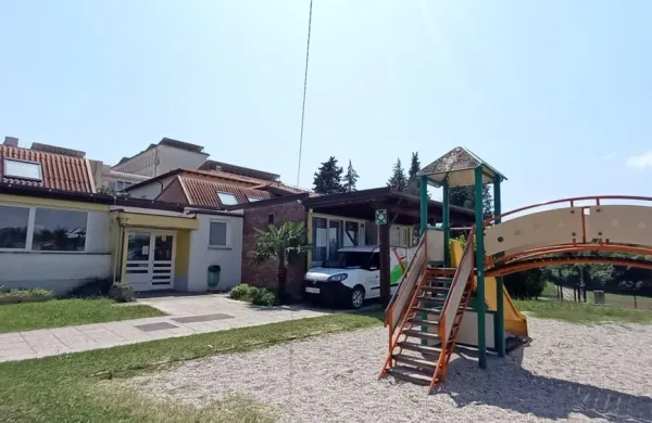 Občina je  zaradi visokih cen  v gradbeništvu zamaknila začetek 
gradnje dodatne enote vrtca na Dobrovem. 