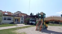 Občina je  zaradi visokih cen  v gradbeništvu zamaknila začetek 
gradnje dodatne enote vrtca na Dobrovem. 