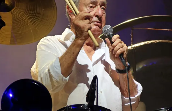 Nick Mason je občinstvu zaupal  tudi  nekaj anekdot. 