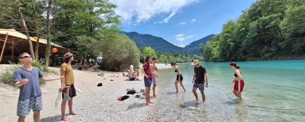 Sotočje, prizorišče festivala umetnosti in glasbe Sajeta, nudi popolno okolje tako za druženje ob reki čez dan kakor za spremljanje izvirnih godb v popoldanskem in večernem času, ko je na vrsti tudi rajanje. 