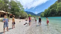 Sotočje, prizorišče festivala umetnosti in glasbe Sajeta, nudi popolno okolje tako za druženje ob reki čez dan kakor za spremljanje izvirnih godb v popoldanskem in večernem času, ko je na vrsti tudi rajanje. 