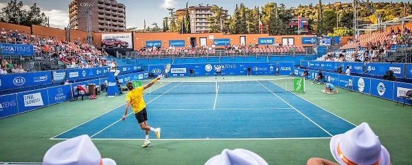 Kako da “tenis centru” (v Portorožu)ne bi po domače rekli, da je “teniški”?