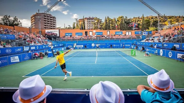 Kako da “tenis centru” (v Portorožu)ne bi po domače rekli, da je “teniški”?