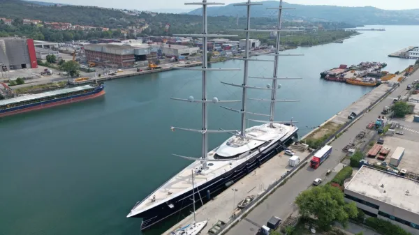 Jadrnica Black Pearl je na popravilu v Trstu.