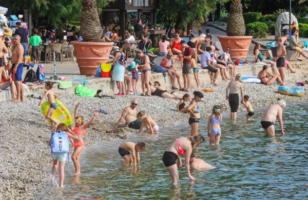  Tisti, ki se kopajo v najhujši vročini, bi morali ostati v globoki senci 
in   kožo zavarovati s kakovostnim pripravkom za sončenje z dovolj 
visokim zaščitnim faktorjem.