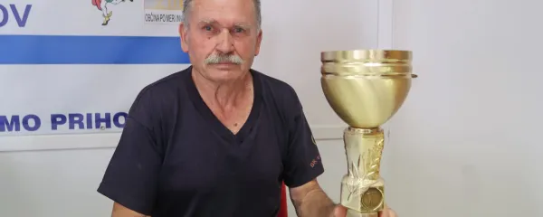 Vladimir Kržišnik - Lado  z enim od množice pokalov, ki mu je še posebej pri srcu.