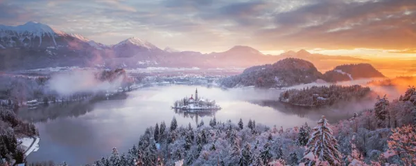 Sloviti National Geographic je Ivančičevo  zimsko fotografijo Bleda 
uvrstil med 50  najlepših krajinskih fotografij leta 2018. Pa ne le to! 
Namenil ji je mesto naslovne fotografije članka.