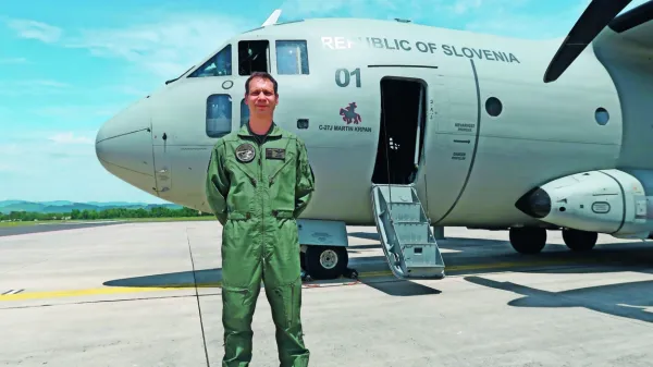 Stotnik Robi Resnik, pilot največjega slovenskega letala spartan