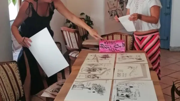 Katja Burlina in Tanja Plešivčnik Zelenko med načrtovanjem v Art 
kavarni Izola. 