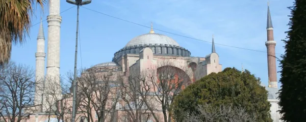 Pristaniško velemesto, ki stoletja povezuje Vzhod z Zahodom, 
Azijo z Evropo, je preprosto harmonija. 