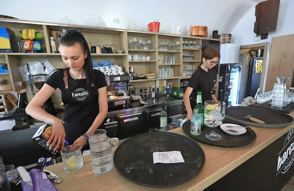 Zveza potrošnikov Slovenije se zavzema za brezplačno vodo iz 
pipe v gostinskih lokalih.