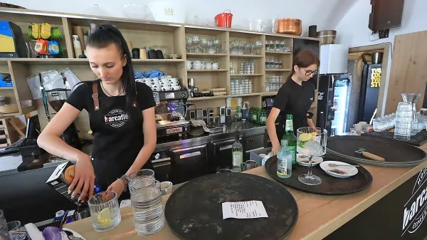 Zveza potrošnikov Slovenije se zavzema za brezplačno vodo iz 
pipe v gostinskih lokalih.