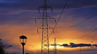 Ob koncu lanskega leta je bilo na slovenski elektroenergetski 
sistem priključenih 983 tisoč končnih odjemalcev električne 
energije.  ANDREJ PETELINŠEK