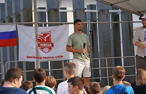 Adama Gnezdo Čerina so v Idriji prišli pozdravit številni otroci. 