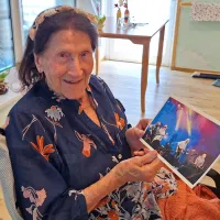 Olga Ogrin se je zelo razveselila voščilnice s  fotografijo,  ki jo je 
naša sodelavka Maja Pertič Gombač posnela letos junija v Kopru 
na svečanem odprtju prenovljenega zvonika koprske stolnice, ko 
so se prvič po mnogih letih spet zbrali člani legendarnih  Kameleonov. 