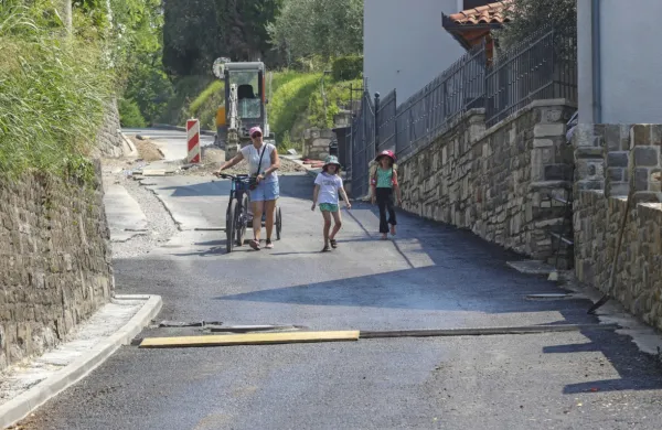 Sečovlje so bile že od lanske jeseni ujete med gradbena dela, z 
zamudami pa je prišel tudi konec šolskega leta in popolna zapora 
ceste. 