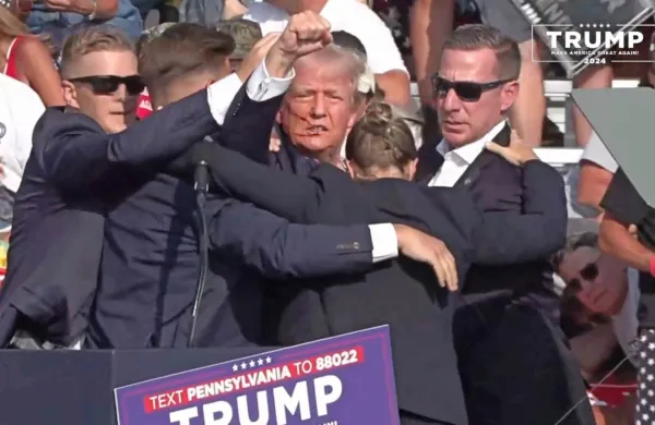 Donalda Trumpa so po poskusu atentata takoj obkrožili varnostniki in ga zaščitili. 