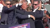 Donalda Trumpa so po poskusu atentata takoj obkrožili varnostniki in ga zaščitili. 