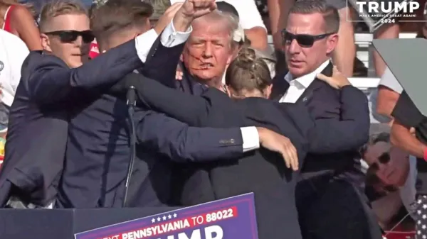 Donalda Trumpa so po poskusu atentata takoj obkrožili varnostniki in ga zaščitili. 