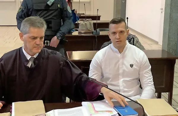 Klemen  Kadivec (desno)  z  odvetnikom  Brankom  Gvozdićem