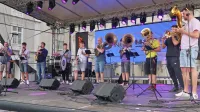 TačMi brass bend s prirejenimi uspešnicami publiko navdušuje. Pred 
odhodom v Gučo jih bo mogoče 26. julija slišati v domačem Cerknem.

