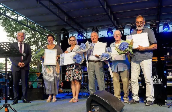 Ob občinskem prazniku je izolski  župan Milan Bogatič podelil 
priznanja (z leve) Darinki Jug, Travici Družina, Stanku Nežiču, 
Rudiju Semelbauerju in Remigiu Grižoniču.

