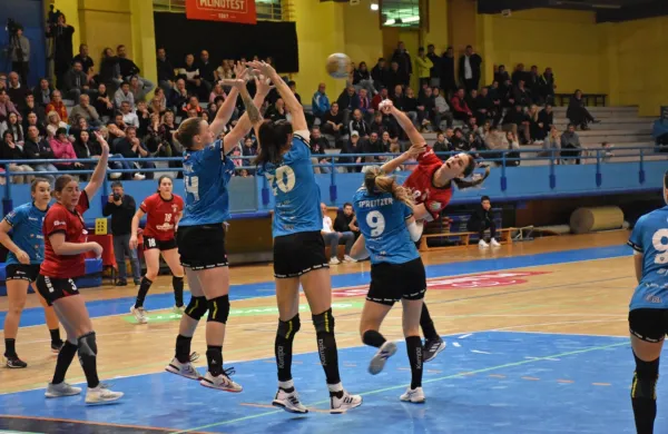 Ana Abina (v metu)  se je na poti proti Parizu uveljavila v 
Mlinotestu, odhaja pa v Krim Mercator (igralke v modri opremi).