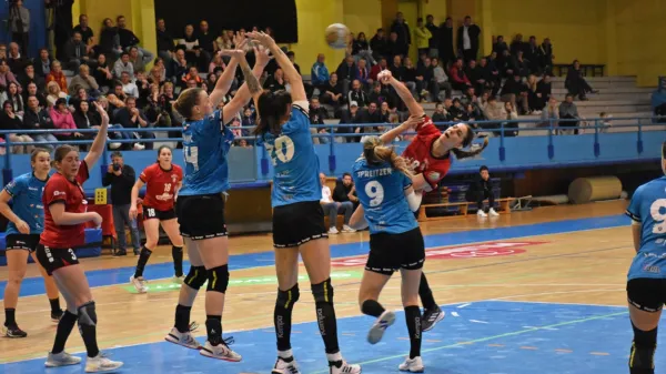 Ana Abina (v metu)  se je na poti proti Parizu uveljavila v 
Mlinotestu, odhaja pa v Krim Mercator (igralke v modri opremi).