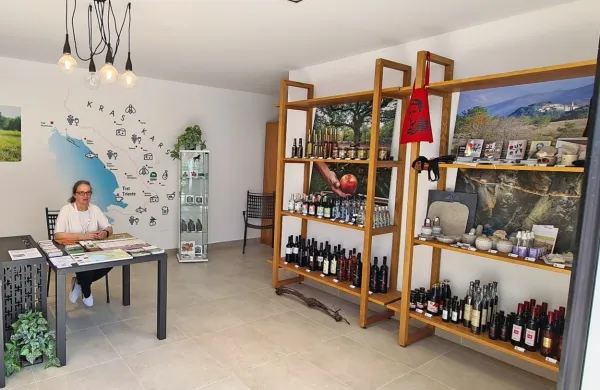 V Kobilarni Lipica so odprli nov Turistično informacijski center ob 
lokalu Letni vrt.