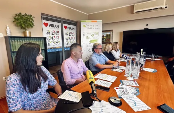 Akcijo so danes predstavili (od leve) - Polona Žigo (Turistično 
združenje Portorož), Rok Humar (Občina Piran), Neset Dulai, 
Sandra Martinčič Loboda (oba iz Okolja Piran) in Milka Sinkovič 
(UP Fakulteta za turistične študije-Turistica).