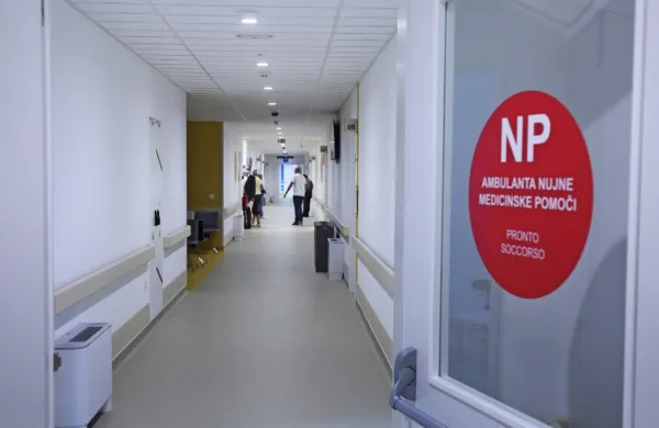 Prostor turistične ambulante v lucijskem zdravstvenem domu je 
umeščen v delu, kjer je dejavnost nujne medicinske pomoči.  