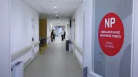 Prostor turistične ambulante v lucijskem zdravstvenem domu je 
umeščen v delu, kjer je dejavnost nujne medicinske pomoči.  