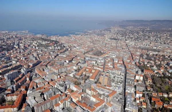 V Trstu kvadratni meter stanovanja v povprečju stane 2247 
evrov.