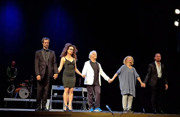 V Pegulah igrajo (z leve): Peter Harl, Urška Taufer, Iztok Mlakar, Vesna Pernarčič in Ilija Ota, ves čas pa so na 
odru v ozadju, zadolženi za glasbeno spremljavo,  David Šuligoj, Roman Kobal in Matjaž Švagelj.   