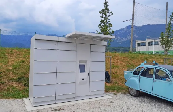 V Ajdovščini so postavili prvi  pametni paketomat za prevzem sadja in zelenjave, pridelane  v lokalnem okolju. 