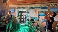 3Tone (z leve: Julijan Erič - bas, kitara, vokal, Matic Anderlič - 
bobni, vokal in Miha Erič - lap steel kitara, vokal, ustna harmonika) 
so minuli četrtek segrevali občinstvo v Izoli, večer prej pa so 
navdušili tudi na mednarodnem festivalu Beer & Blues na Lokvah 
nad Novo Gorico.