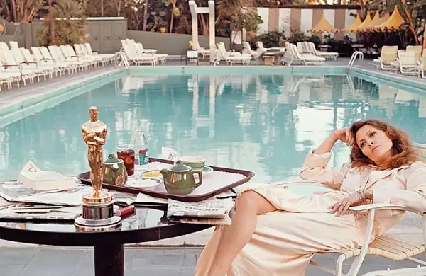 Faye Dunaway jutro po osvojenem oskarju za vlogo v Televizijski mreži. Avtor fotografije Terry O'Neill je kasneje postal njen mož.