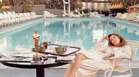 Faye Dunaway jutro po osvojenem oskarju za vlogo v Televizijski mreži. Avtor fotografije Terry O'Neill je kasneje postal njen mož.