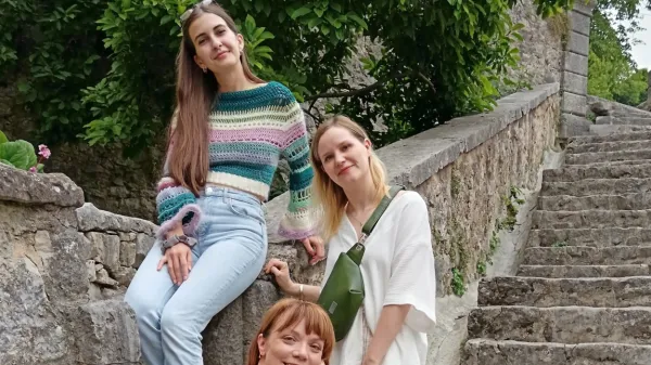 Primorke Kresna Dara Valečič, Gaja Hanzel in Teja Kodre (od 
zgoraj) v svojih izdelkih.