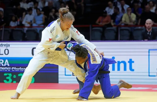 Andreji Leški (levo) še ni uspelo ugnati   branilke olimpijskega 
naslova v kategoriji do 63 kilogramov, domačinke Clarisse Agbegnenou.   