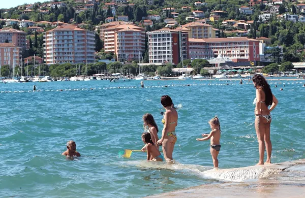 Tudi na kopališčih prihaja do občasnih poškodb, še zlasti, ko kdo 
pretirava in ni dovolj pazljiv.   