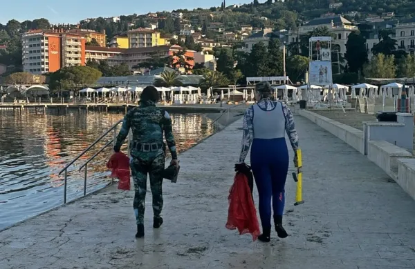 Potapljačici Nataša Križman in Noemi Ludvik po torkovem potopu 
v Portorožu, po katerem sta iz morja dvignili šest velikih vreč 
smeti. 