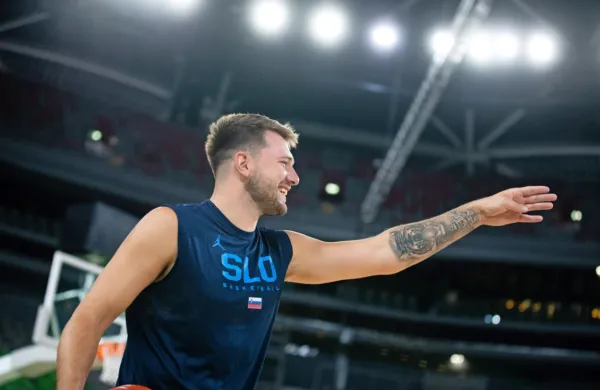 Luka Dončić v reklami divje vozi ob spremljavi balkanske uspešnice