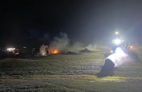 Gasilci  so  v noči  na  soboto  gasili      skoraj  40  gorečih  bal.  Z  delom  so  
končali   proti  jutru. 