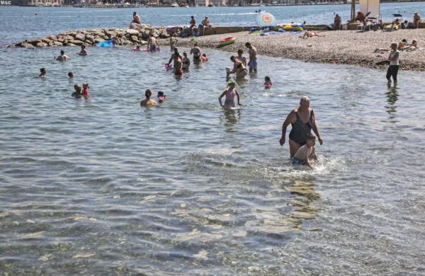 Še minuli vikend so bile na morju vidne večje zaplate sluzi (na 
fotografiji), te dni pa jih ni več. A je sluz vseeno še  prisotna v našem 
morju ter se nalaga na morsko dno.