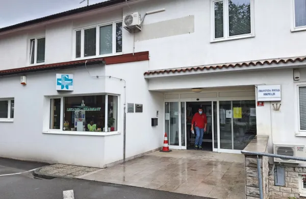 V Hrpeljah ostaja odprta urgentna ambulanta vsako noč, saj jo po 
novem  sofinancira občina in bo to doplačevala, dokler bo ta 
strošek  zmogla. 