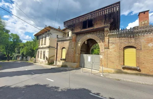 Vhod v park stoji neposredno ob ozki in slabo pregledni  cesti mimo 
Pristave.