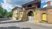Vhod v park stoji neposredno ob ozki in slabo pregledni  cesti mimo 
Pristave.