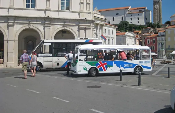 Pred desetimi leti posneta fotografija enega od dveh takrat sveže 
kupljenih električnih avtobusov. 